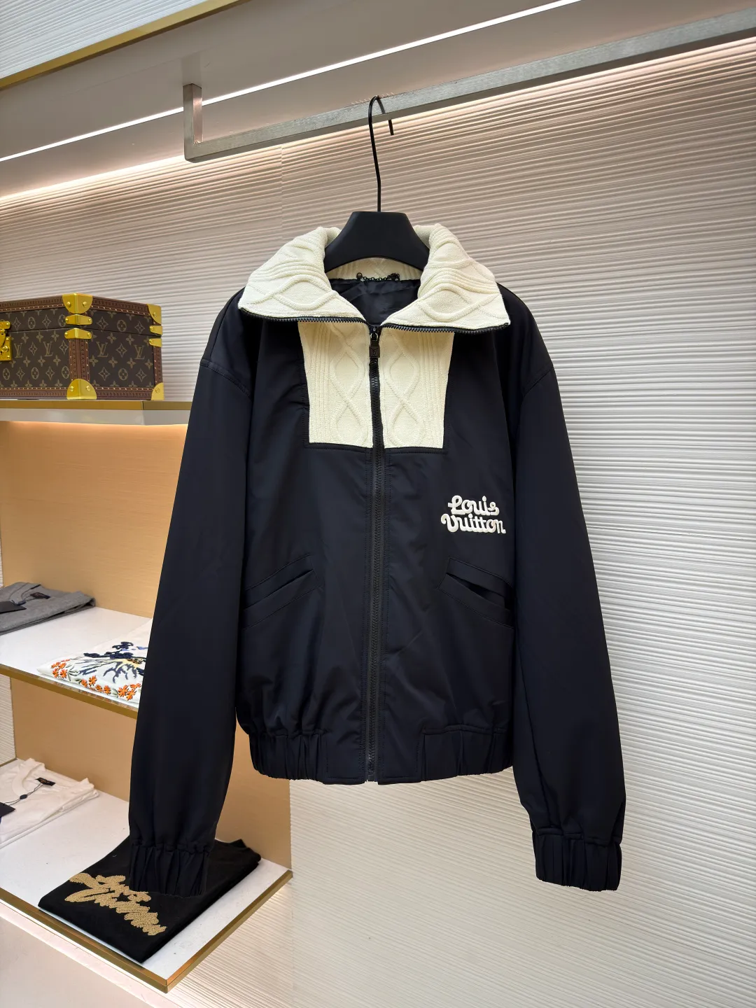 LOUIS VUITTON Tyler knitted high collar spliced jacket ●Original version: 36999 purchase and development ●Item number: 1681622-C30 ●Fabric: nylon fabric ●Technology: knitted ●Color: black and white ●Type: fitted version ●Weight: about 895 grams ●Size: 46-48-50 ●Description: This belted jacket is made of twill nylon, logo embroidery and large Blooming 1v logo embroidered on front and back. It is decorated with high-neck cable knit stitching and is sublimated using pure cotton jacquard belt technology. Through the precise control of the jacquard mechanism during the weaving process, the cotton fabric can appear a gradual concave and convex pattern during the weaving process. The flower letter pattern on the back uses bract core three-dimensional embroidery technology and uses glossy mercerized embroidery thread to add a three-dimensional effect to the raised pattern. The hardware and accessories of the whole garment are all custom-made according to the original mold. The placket resin zipper is made from a custom mold, and the zipper puller is custom-sprayed with baking paint and fully engraved. A full set of new co-branded accessories, the upper body is crisp and stylish, and is exclusively produced. The overall wiring is straight and delicate, the fabric is comfortable and soft, and the color is consistent without color difference. It can be matched with the same style to create a fashionable look and control various occasions. Customized accessories, complete with three standards, same style for men and women!